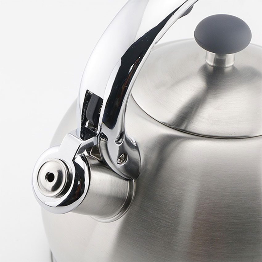 Ấm đun nước Elmich Smartcook EL3373 với thiết kế còi báo hiệu ngay trên vòi ấm 