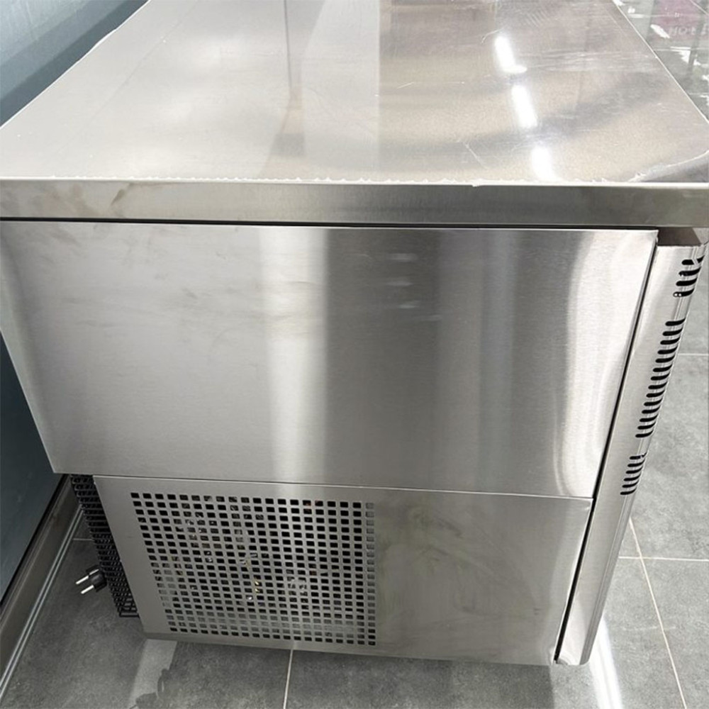 Bàn đông công nghiệp Turbo Air KUF18-3P công suất mạnh mẽ làm lạnh nhanh, cấp đông sâu