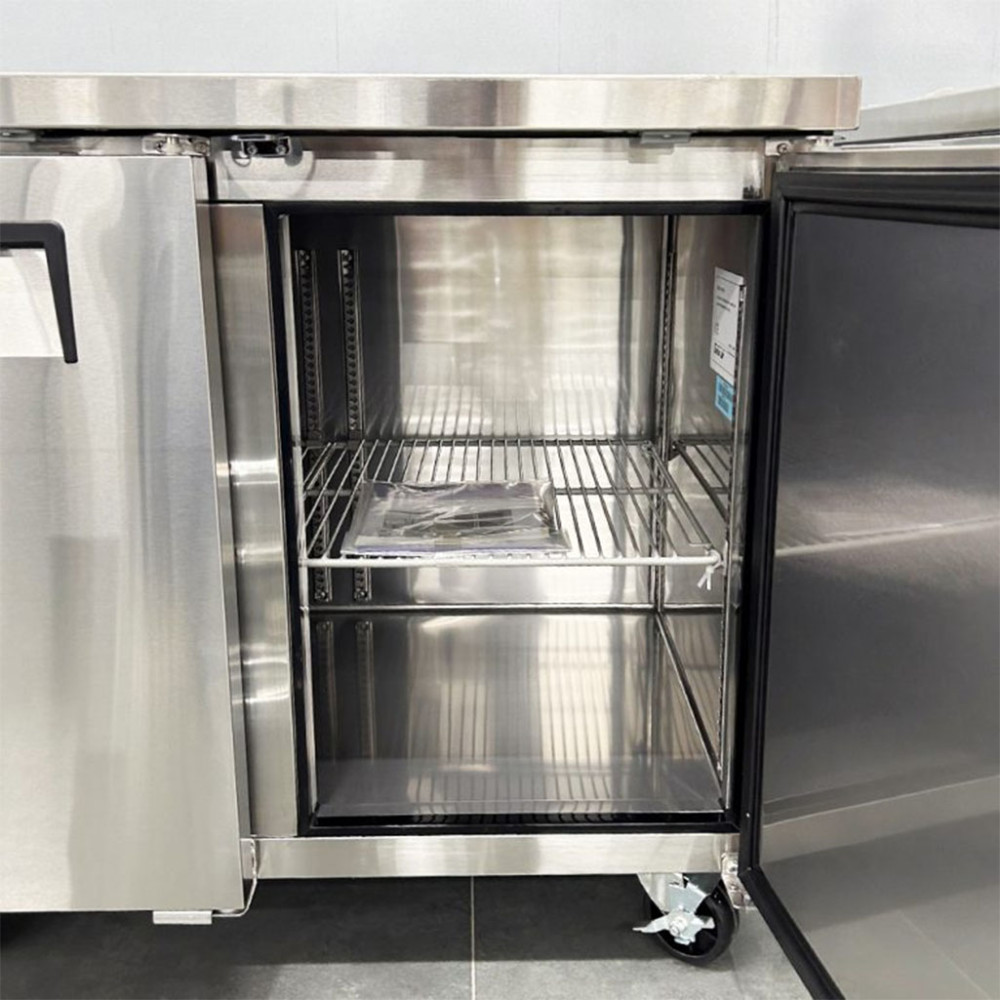 Bàn đông công nghiệp Turbo Air KUF18-3P thiết kế ngăn kệ linh hoạt tiện dụng