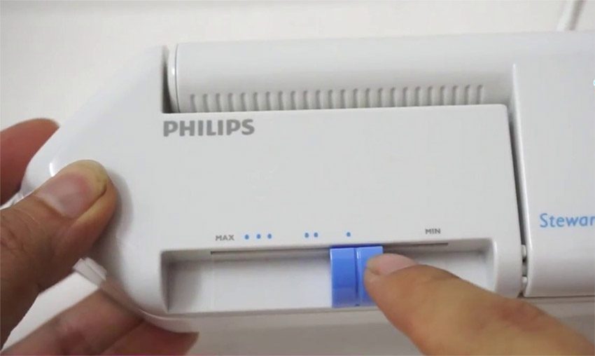 Bảng điều khiển của bàn là du lịch Philips HD-1301
