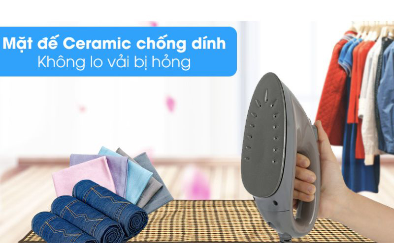 Mặt đế của bàn ủi được làm bằng Ceramic chống dính