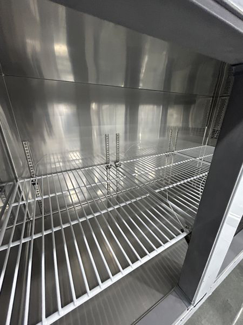 Tủ được làm từ inox và thép không gỉ, có độ bền cao