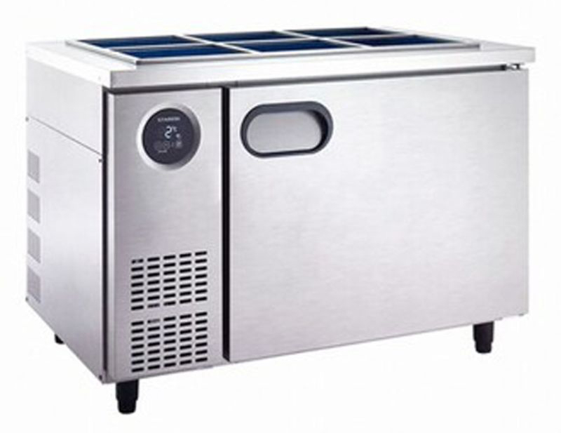 Trên mặt quầy còn có 6 khay inox đi kèm để bảo quản salad