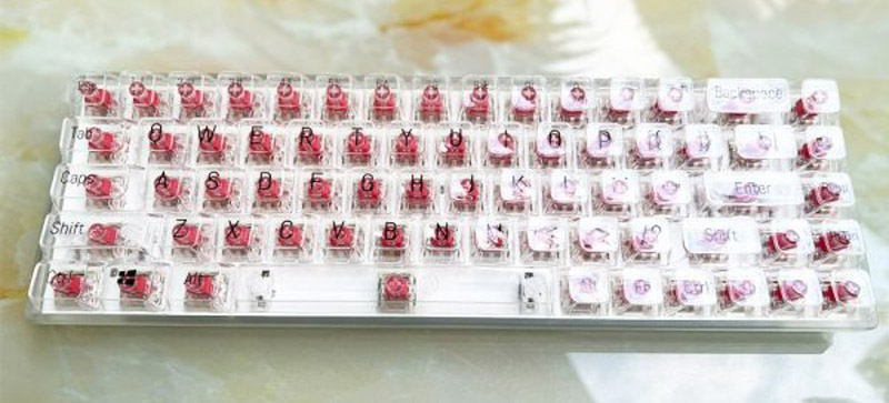 Dạng phím vuông với 68 phím Red Switch trong suốt,  nhìn rất thẩm mỹ và đẹp mắt. 