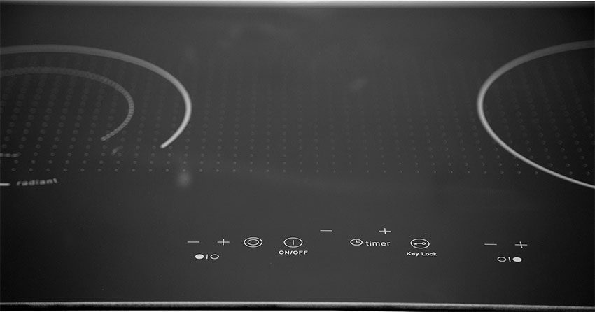 Bảng điều khiển của bếp điện từ đôi Mergo M-6028X