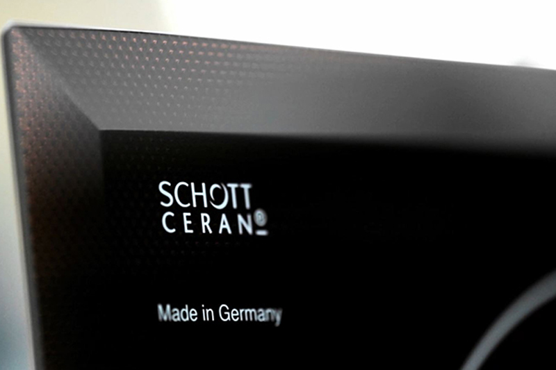 Mặt bếp được làm từ kính Schott Ceran có khả năng chịu lực, chịu nhiệt tốt