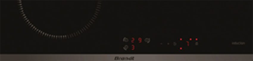 Bảng điều khiển của bếp từ ba âm kính Brandt BPI6310B