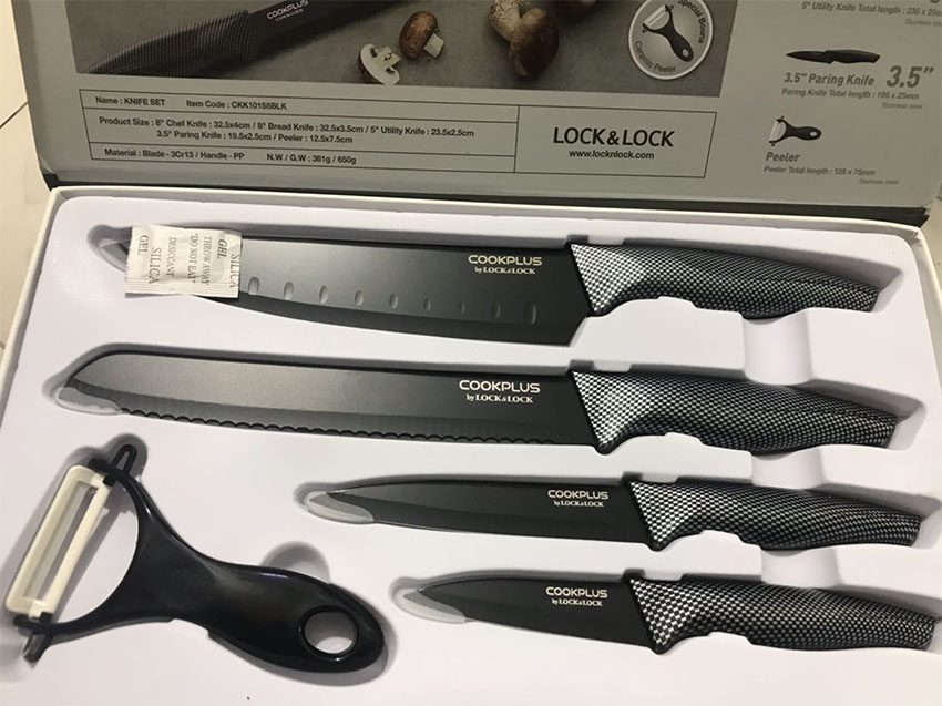 Bộ dao nhà bếp 5 món Lock&Lock Cookplus CKK101S5BLK được thiết kế đẹp mắt với chất liệu tốt nhất và độ sắc bén cao. Sản phẩm tuyệt vời này đem đến cho bạn trải nghiệm nấu ăn tuyệt vời. Hãy xem hình ảnh để cảm nhận sự tiện dụng và độ chuyên nghiệp của bộ sản phẩm độc đáo này.