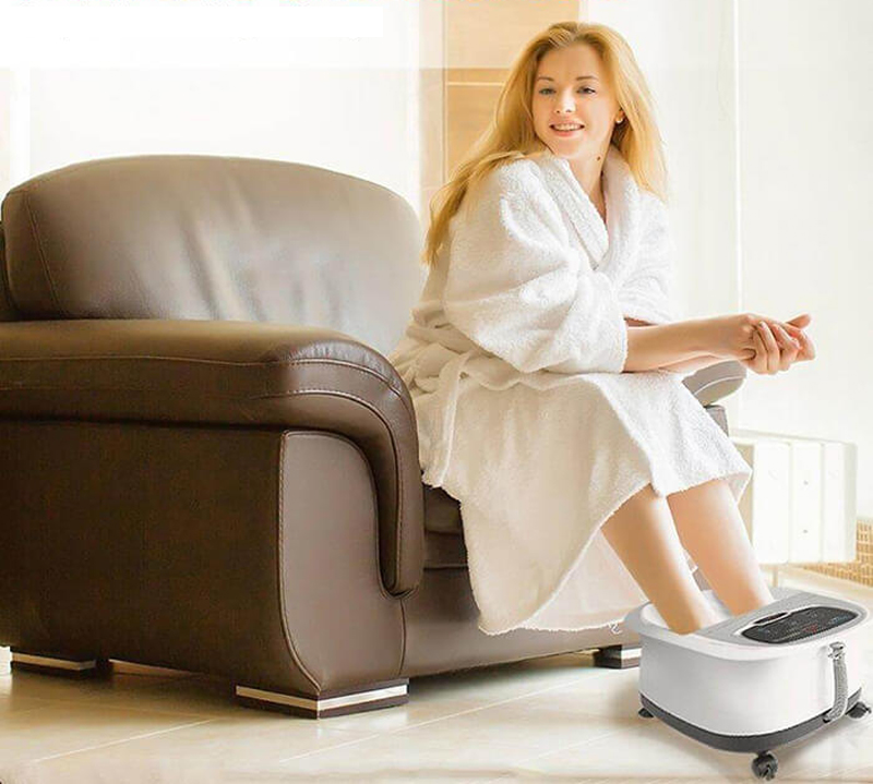 Kiểu dáng nhỏ gọn với thiết kế đẹp mắt, có bánh xe thuận tiện cho việc di chuyển