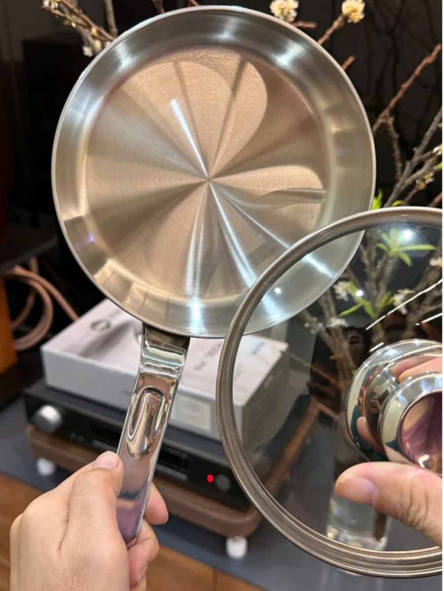 Chảo được làm từ inox cao cấp, dẫn nhiệt nhanh, tiết kiệm thời gian nấu.