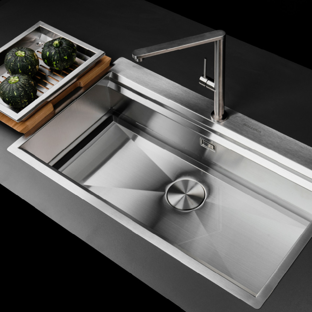 Chậu được làm từ inox 304 cao cấp, có khả năng chống gỉ sét, chống ăn mòn hiệu quả.