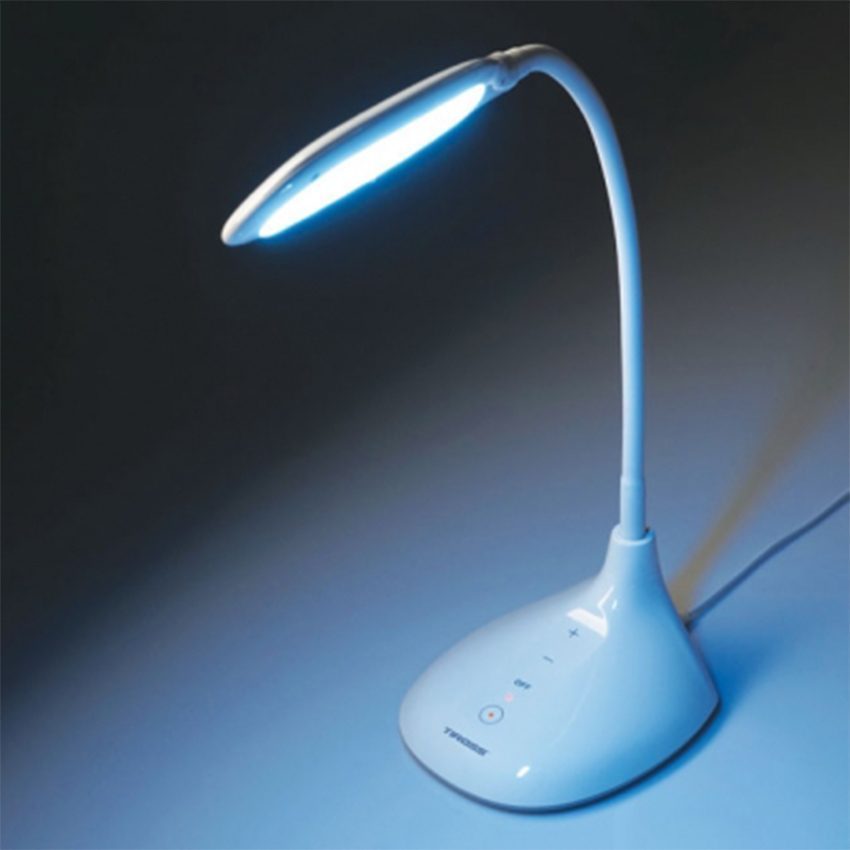 Đèn bàn Tiross TS1803 có tấm lọc ánh sáng giúp ánh sáng phát ra đều hơn hạn chế ảnh hưởng tới mắt