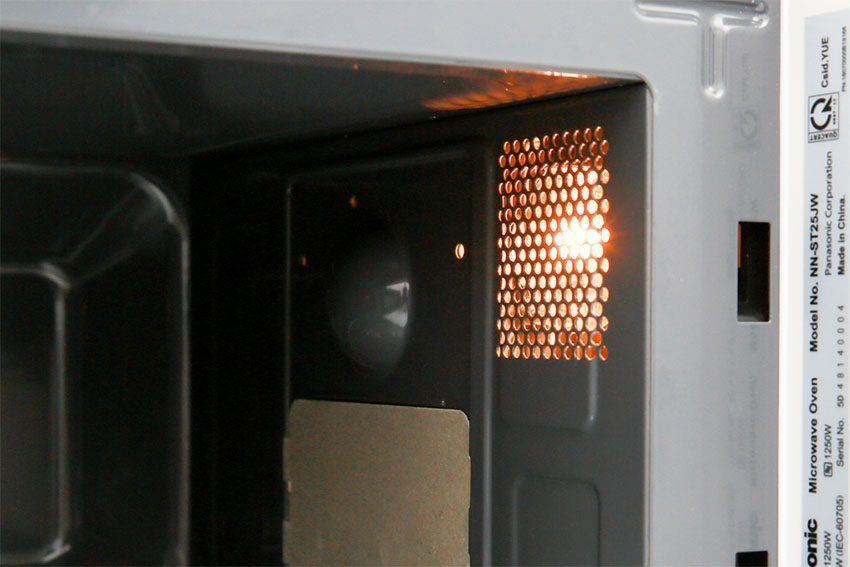 Lò vi sóng Panasonic NN-ST25JWYUE có đèn chiếu sáng