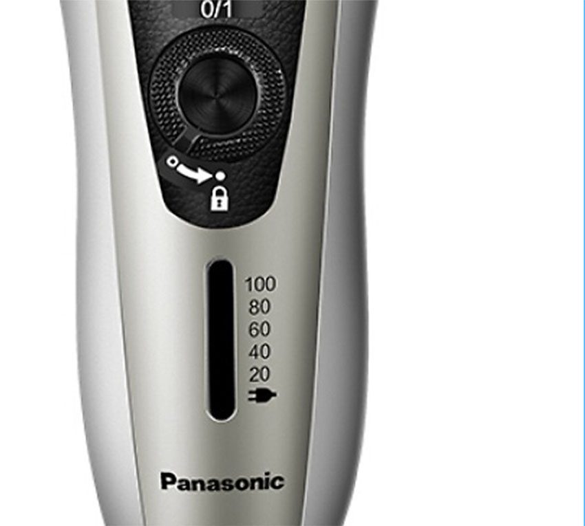 Bảng điều khiển của máy cạo râu 4 lưỡi dao Panasonic ES-RF41-N405 