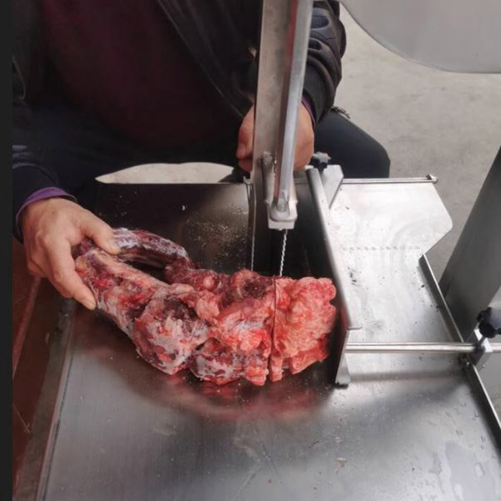 Lưỡi cưa sắc bén, dễ dàng cắt được các loại thịt hoặc xương đông lạnh