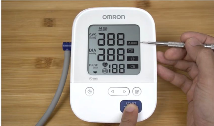 Máy đo huyết áp bắp tay Omron HEM-7156 có chỉ báo sứ khỏe