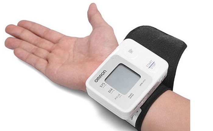 Máy đo huyết áp cổ tay Omron HEM 6131