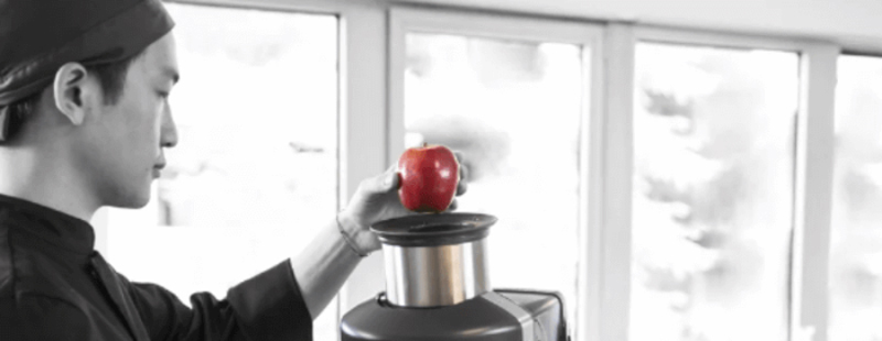 Ống dẫn nguyên liệu rộng tới 79.5mm, bạn có thể ép cả quả táo, quả ổi, quả cà chua, quả cam 