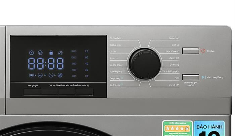 Bảng điều khiển nút nhấn và núm xoay ở mặt trước của máy