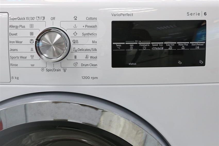 Bảng điều khiển của máy giặt cửa trước Bosch WAT24480SG