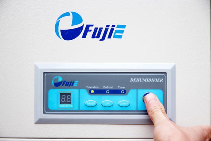 Bảng điều khiển của máy hút ẩm công nghiệp FujiE HM-1800DS