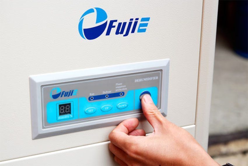 Bảng điều khiển của máy hút ẩm công nghiệp FujiE HM-2408DS