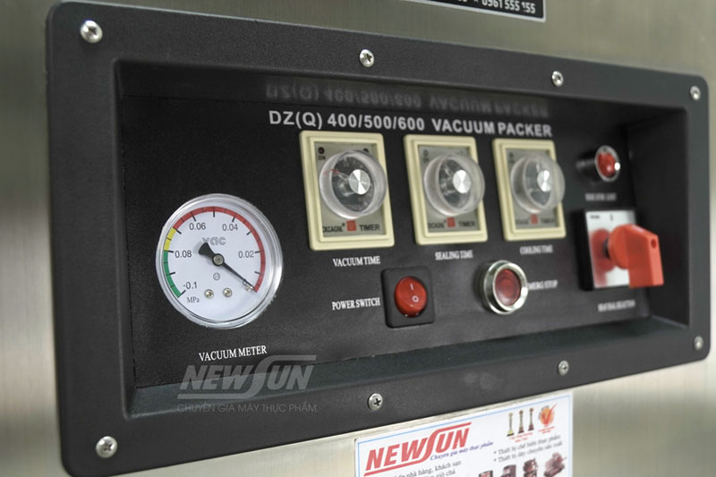 Bảng điều khiển cơ bao gồm đồng hồ đo áp suất, nút công tắc, nút dừng khẩn cấp, các núm chỉnh thời gian