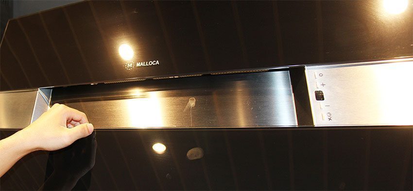 Bảng điêu khiển của máy hút mùi gắn tường Malloca Horizon K1574