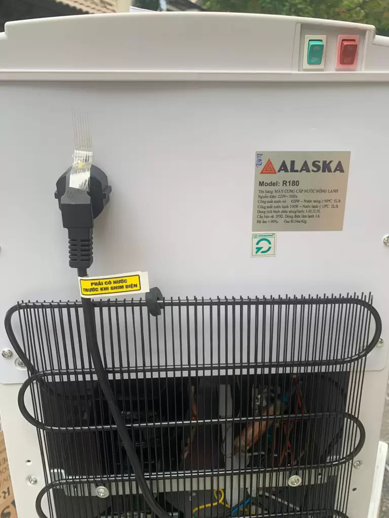 Mặt sau của máy nước nóng lạnh Alaska R-180 