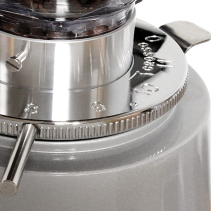Máy xay cà phê Ascaso MOLF 14 có bộ điều chỉnh máy xay có độ chia nhỏ đơn vị là milimet