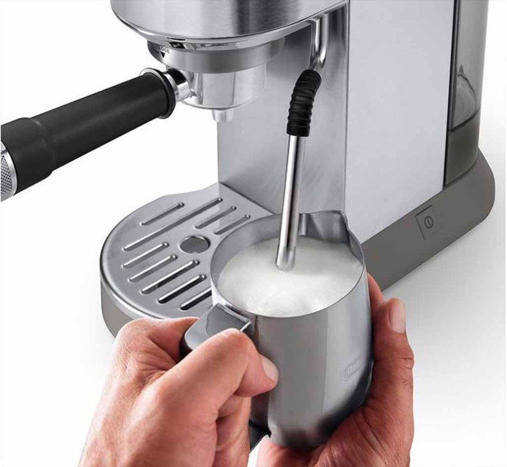 Vòi đánh sữa bằng inox, giúp người dùng tạo cappuccino, latte hoàn hảo.
