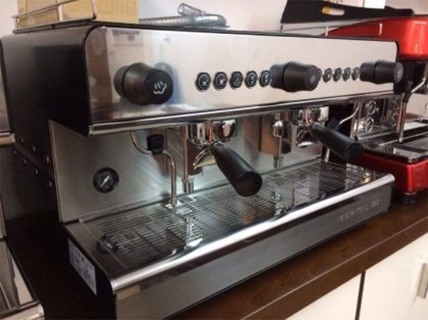 Thiết kế cần gạt rót của máy pha cà phê espresso Iberital IB7 2 Group