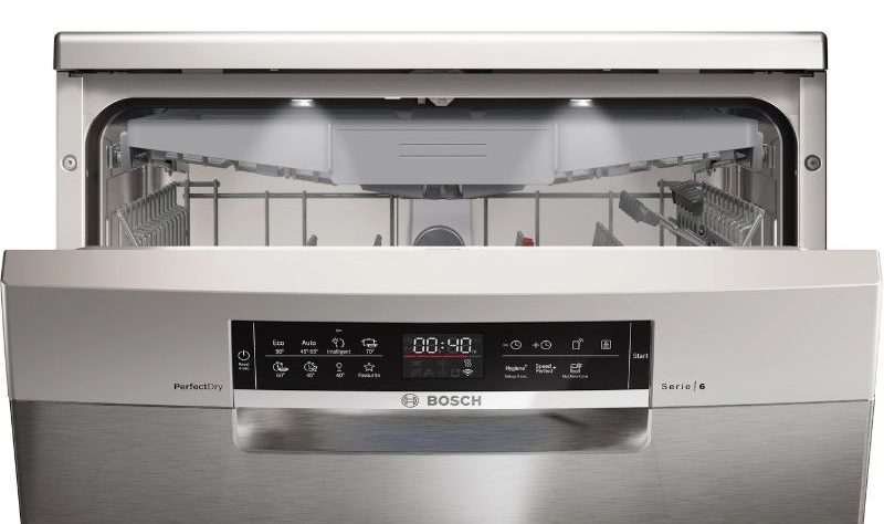 Bảng điều khiển cảm ứng ở mặt trước của máy, dễ dàng thao tác