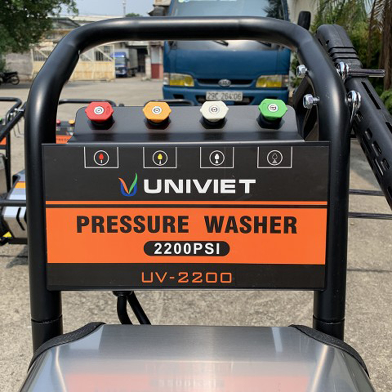 Máy rửa xe cao áp Univiet UV-2200 