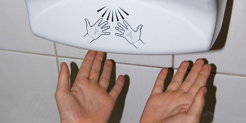 Ứng dụng công nghệ cảm ứng hồng ngoại nên khi người dùng đưa tay vào vùng cảm ứng máy sẽ tự động sấy