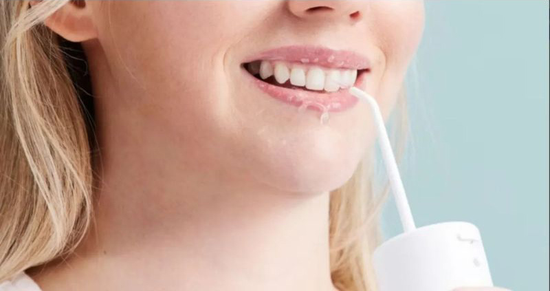 Áp lực nước mạnh từ vòi xịt sẽ loại bỏ thức ăn thừa, các mảng bám 