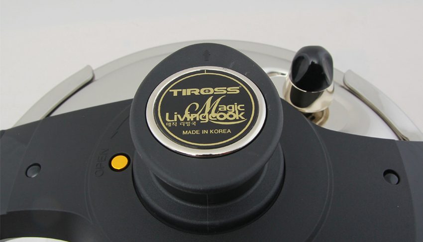 Nồi áp suất Tiross TS9482 với thiết kế núm cầm đóng mở nắp