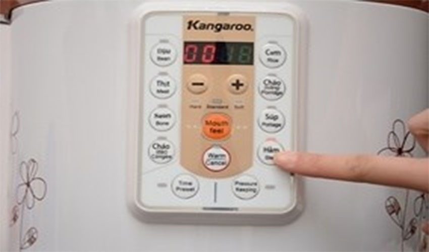 Bảng điều khiển của nồi áp suất điện Kangaroo KG138