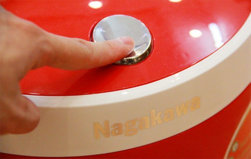 Nút điều khiển mở nắp của nồi cơm điện 1.8 lít Nagakawa NAG0101