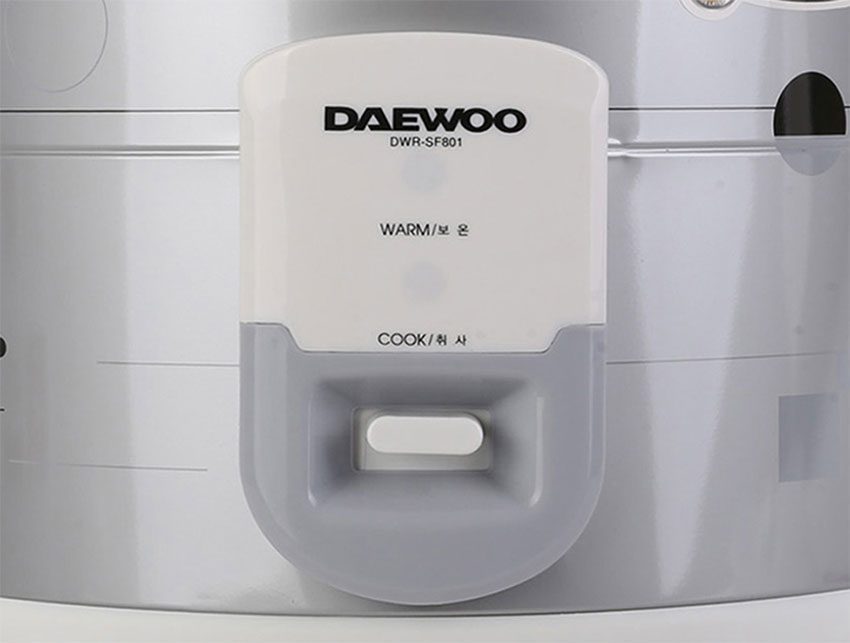 Nồi cơm điện Daewoo DWR-SF801 với bảng điều khiển dễ dàng sử dụng