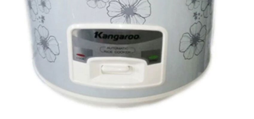 Nồi cơm điện nắp gài Kangaroo KG378M với bảng điều khiển bằng nút gạt dễ dàng sử dụng