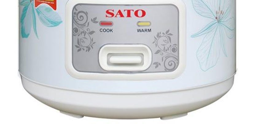 Nồi cơm điện Sato RC41A với bảng điều khiển nút gạt dễ sử dụng