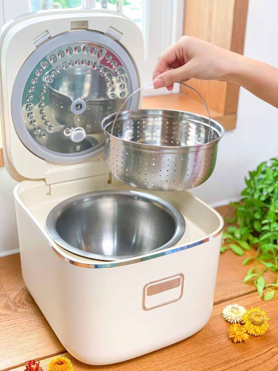 Còn có cả xửng hấp đi kèm, thuận tiện cho việc hấp bánh, rau củ,..