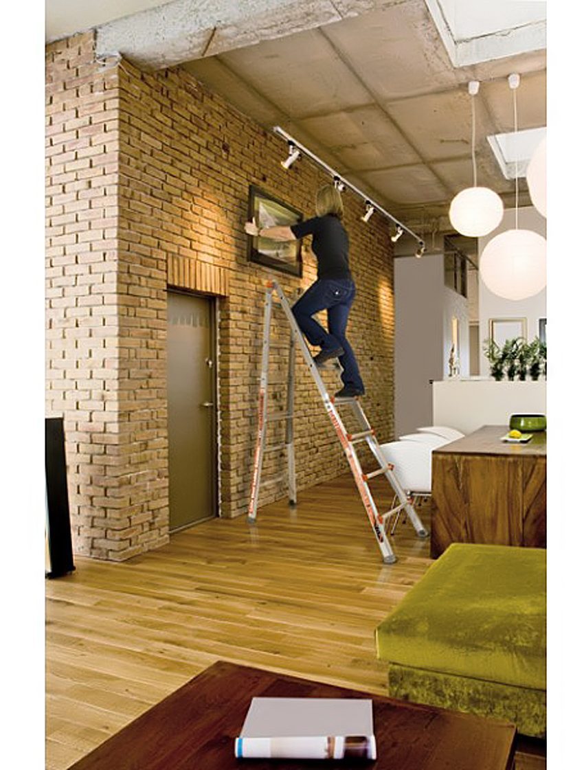 Thang nhôm Little Giant M26 giúp bạn dễ dàng leo lên treo đồ, lau trần nhà,..