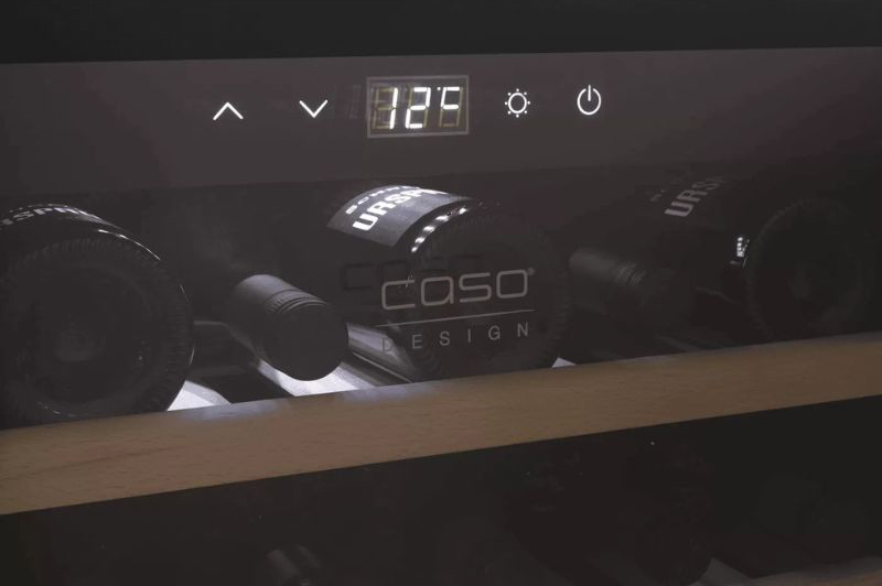 Bảng điều khiển cảm ứng nằm bên trong tủ có màn hình LED hiển thị thông số