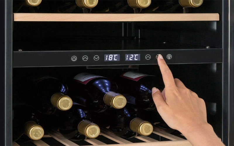 Bảng điều khiển cảm ứng của Tủ bảo quản rượu vang Klarstein Vinamour 45D Silver