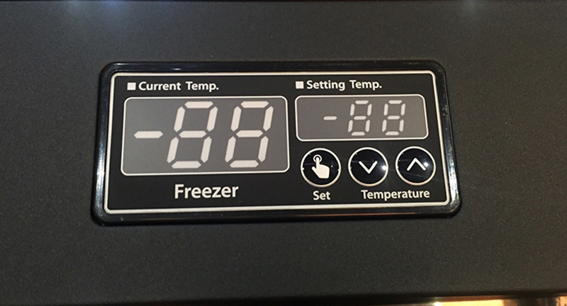 Bảng điều khiển kỹ thuật và màn hình LCD hiển thị nhiệt độ, cho bạn dễ dàng theo dõi