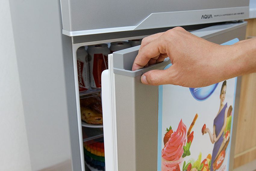 Tay cầm của tủ lạnh Aqua AQR-145BN-SS