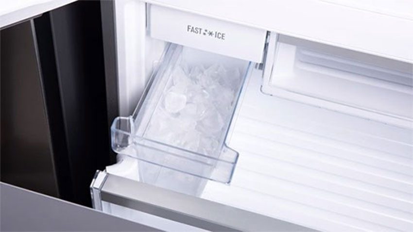 Tủ lạnh hai cửa Inverter Electrolux EBB3400H-H với chức năng làm đá nhanh