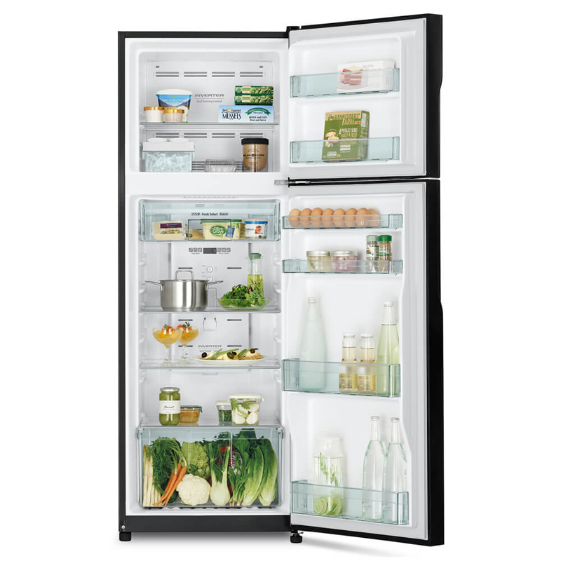 Bên trong tủ lạnh rộng rãi, nên bạn tha hồ bảo quản thực phẩm